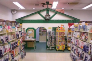 【長井店】と「TENDO八文字屋」【天童店】は子どもコーナーが小さなおうちやトンネルになっています。